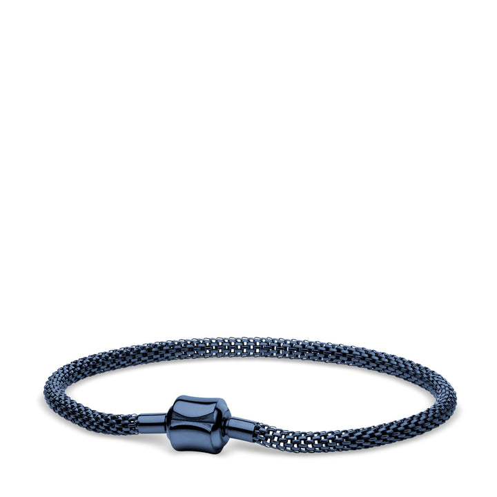 Een strakke, metallic blauwe mesh-band met een cilindervormige sluiting in het midden lijkt op een Bering dameshorloge met zijn Milanees bandje, gestyled tegen een effen witte achtergrond. (Product: 12927-307-GWP).
