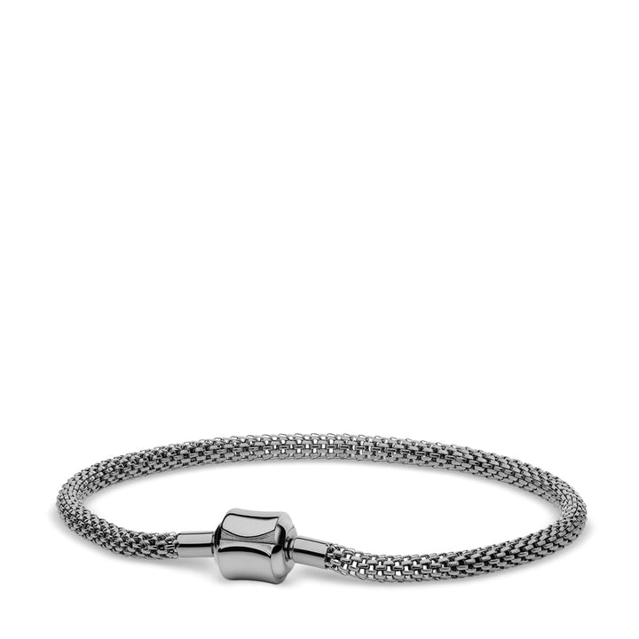 Tegen een witte achtergrond benadrukt de 12131-369-GWP-armband van Bering het strakke, moderne ontwerp met een zilveren vlechtwerk dat lijkt op de Milanese stijl en een gladde cilindrische sluiting.