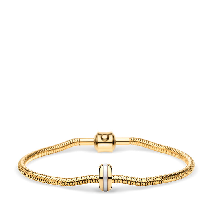 De 11022-334-Lovely-1-GWP190 gouden slangkettingarmband van Bering straalt verfijning uit met zijn buissluiting en ronde middelste kraal. De gladde glans en het minimalistische ontwerp weerspiegelen de elegantie van een Bering Dameshorloge, afgezet tegen een effen witte achtergrond.