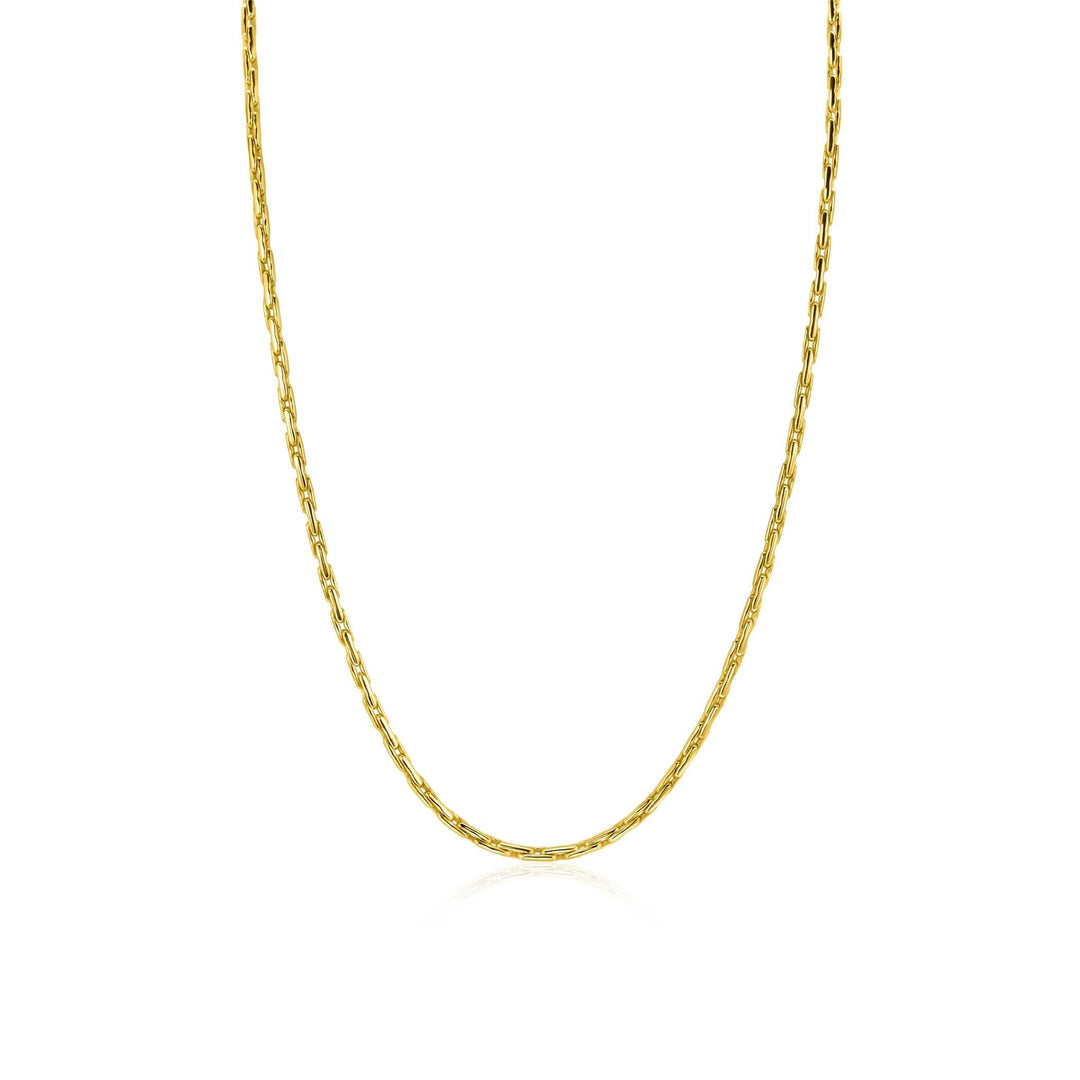 De Zinzi ketting ZIC2648G 43-45cm is een eenvoudige goudkleurige ketting met een delicaat gedraaid schakelontwerp op een effen witte achtergrond.
