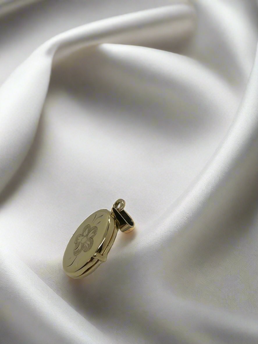 Vintage Medaillon aus 14k Gold mit floralem Muster und glänzender Oberfläche