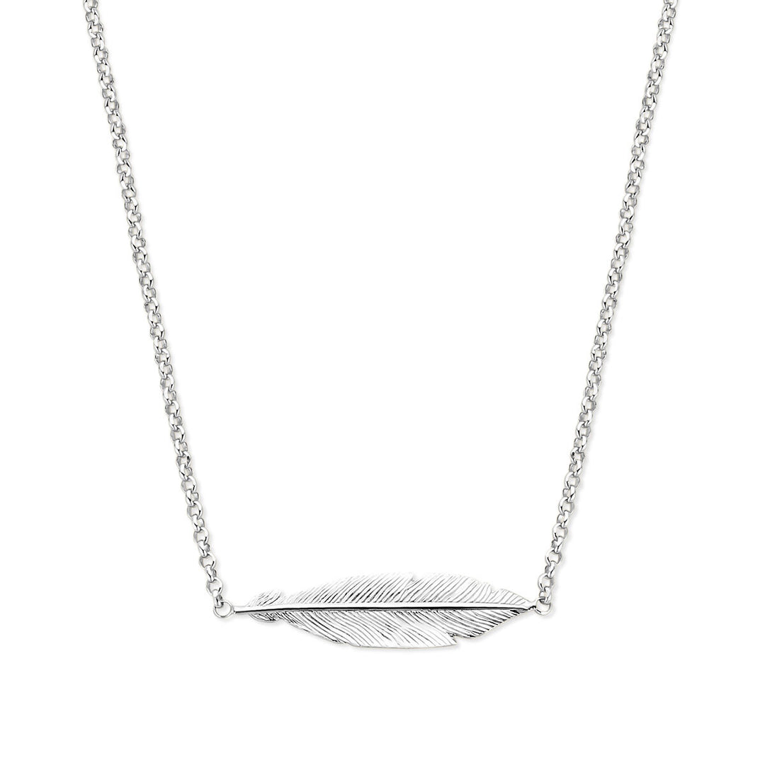 Het Van der Kooij Collectie collier veer 40,5 + 3 cm zilver gerhodineerd heeft een horizontale veerhanger met fijne geëtste details aan een eenvoudige ketting: een elegant damessieraad afgebeeld op een witte achtergrond.