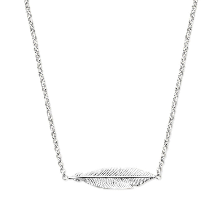 Het Van der Kooij Collectie collier veer 40,5 + 3 cm zilver gerhodineerd heeft een horizontale veerhanger met fijne geëtste details aan een eenvoudige ketting: een elegant damessieraad afgebeeld op een witte achtergrond.