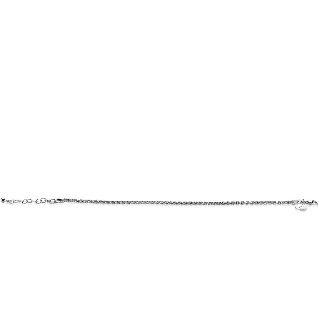 De Zinzi Armband Zilver Zia1931 is een delicaat zilveren armbandje met een klein, rond bedeltje aan de 2 mm brede ketting, dat elegant afsteekt tegen een effen witte achtergrond.