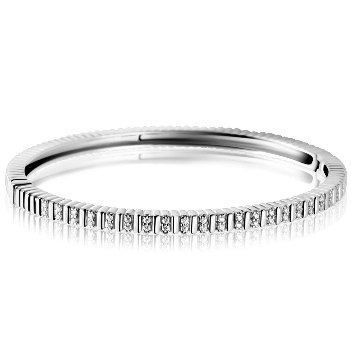 Silbernes Armband mit klaren Edelsteinen und feiner, geriffelter Oberfläche