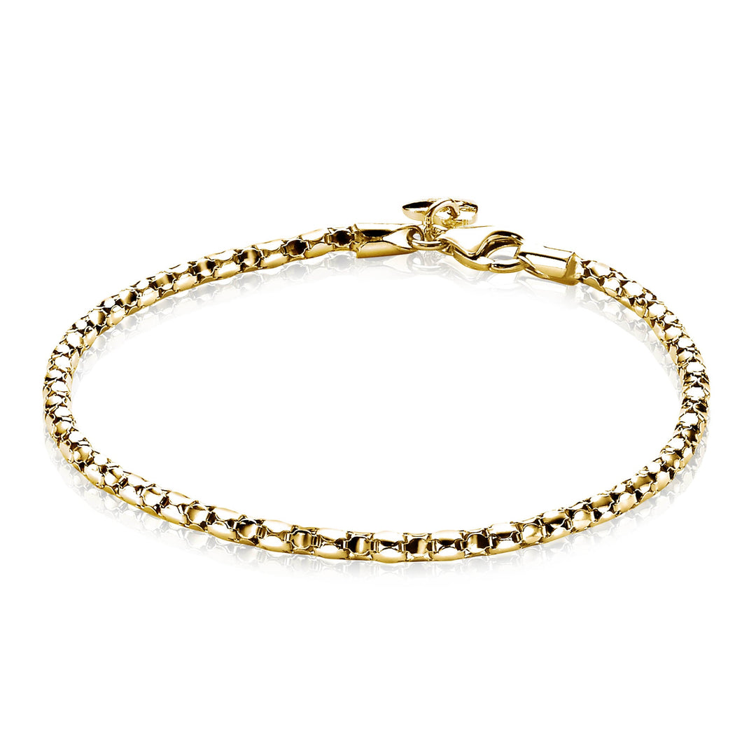 Een close-up van de Zinzi Armband Gold Plated Zia1129 Ga onthult zijn delicate, ingewikkelde schakels en karabijnsluiting. Deze geelgoud vergulde armband straalt charme uit en oogt glanzend en reflecterend tegen een witte achtergrond.