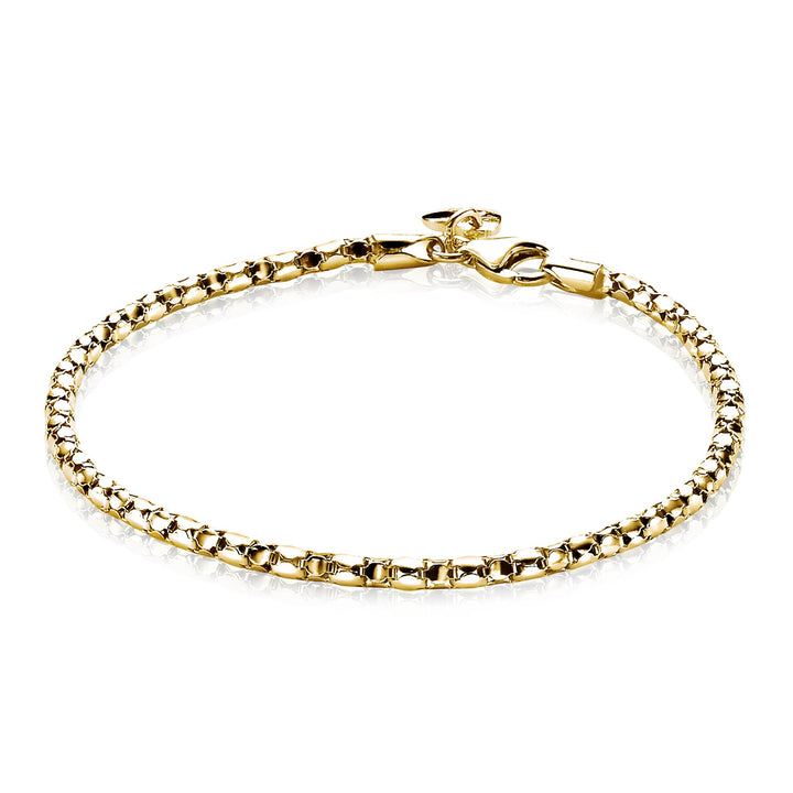 Een close-up van de Zinzi Armband Gold Plated Zia1129 Ga onthult zijn delicate, ingewikkelde schakels en karabijnsluiting. Deze geelgoud vergulde armband straalt charme uit en oogt glanzend en reflecterend tegen een witte achtergrond.
