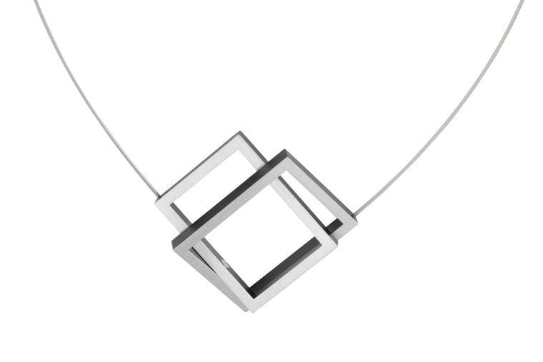Collier mit zwei ineinanderliegenden rechteckigen Elementen in Schwarz und silbernem Halsband