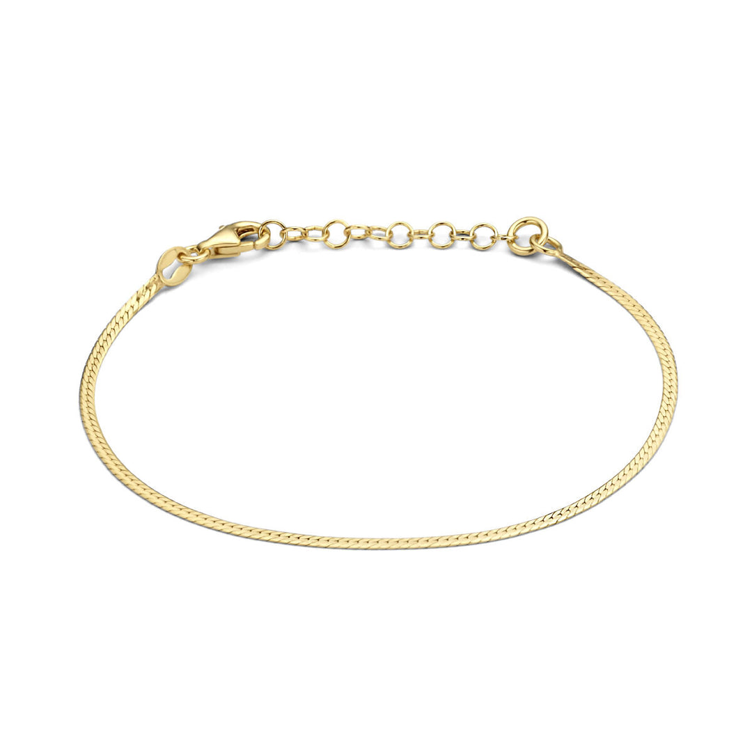 Een fijne, dunne armband plat 1,7 mm 16 + 3 cm in 3 micron geel zilver verguld van Van der Kooij Collectie met karabijnsluiting en verstelbare schakels, afgebeeld op een witte achtergrond.