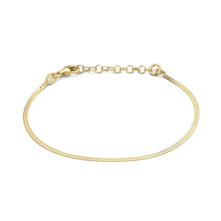 Een fijne, dunne armband plat 1,7 mm 16 + 3 cm in 3 micron geel zilver verguld van Van der Kooij Collectie met karabijnsluiting en verstelbare schakels, afgebeeld op een witte achtergrond.