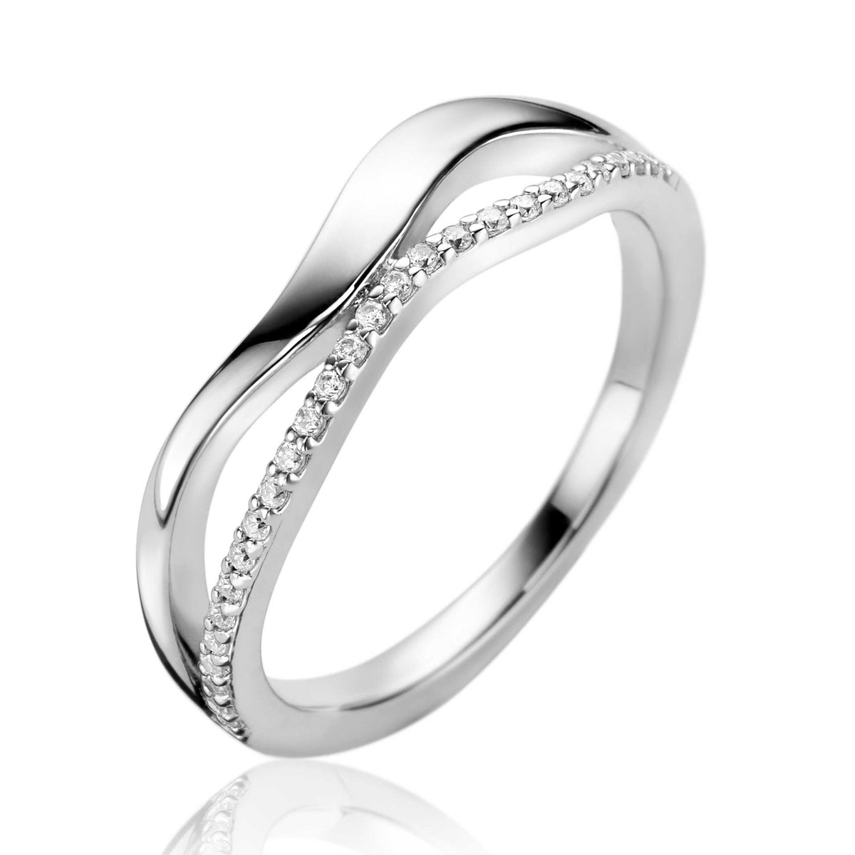 Ring aus Silber mit gewelltem Design und einer Reihe von kleinen, funkelnden Steinen.