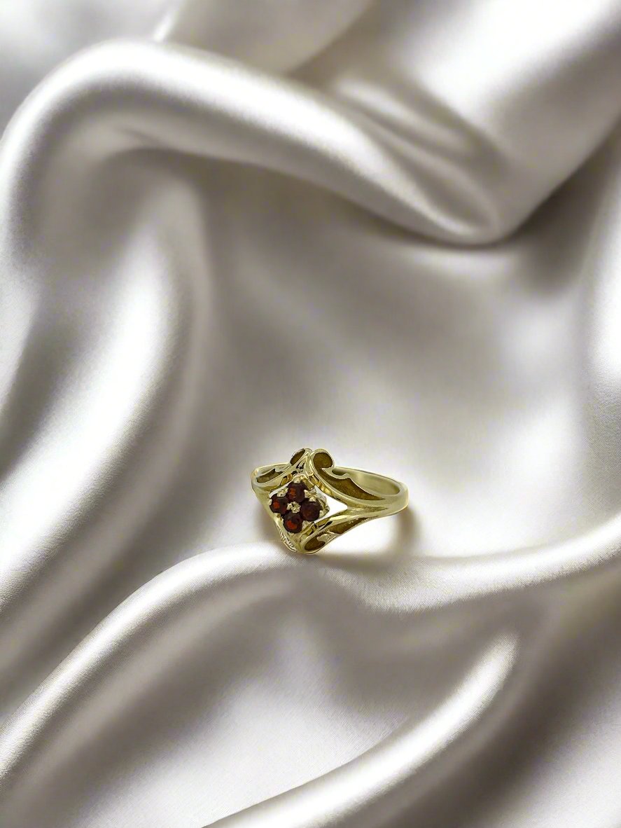 Vintage Ring aus 14k Gelbgold mit roten Granatsteinen und geschwungenem Design