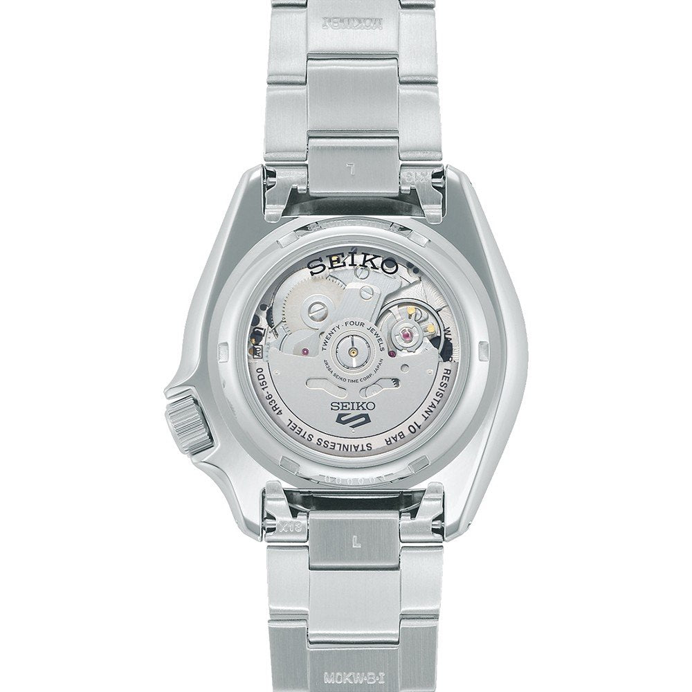 De afbeelding toont het Seiko 5 Sports herenhorloge SRPK11K1, met zijn automatische beweging via een transparante achterkant. De componenten schitteren onder de metalen band, aangevuld met een waterdichtheid van 10ATM voor duurzaamheid.