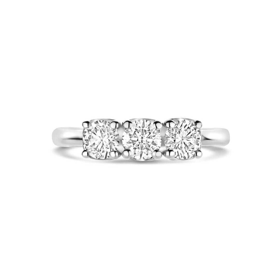 De Van der Kooij Collectie ring trilogie lab grown diamant 0.90ct g vs in 14K witgoud heeft drie rondgeslepen lab-grown diamanten naast elkaar gezet op een slanke witgouden band, afgebeeld op een witte achtergrond.