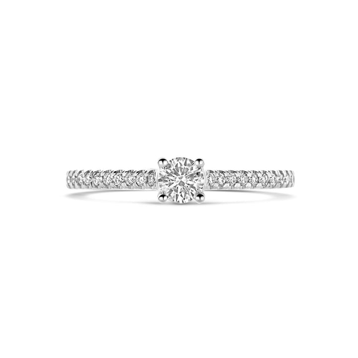 De Van der Kooij Collectie-ring is voorzien van een 0,39 ct H SI lab-grown diamant in 14K witgoud, geaccentueerd met kleine diamanten langs de delicate band.
