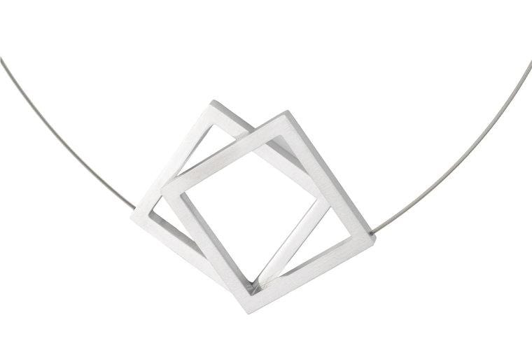 Collier mit zwei großen quadratischen Anhängern aus Silber auf einem feinen Draht.