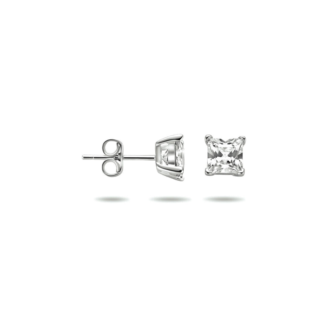 Een paar Van der Kooij Collectie oorknoppen zirkonia zilver gerhodineerd met square-cut heldere stenen in zilveren tandjes, afgebeeld van de voor-, zij- en achterkant op een witte achtergrond.