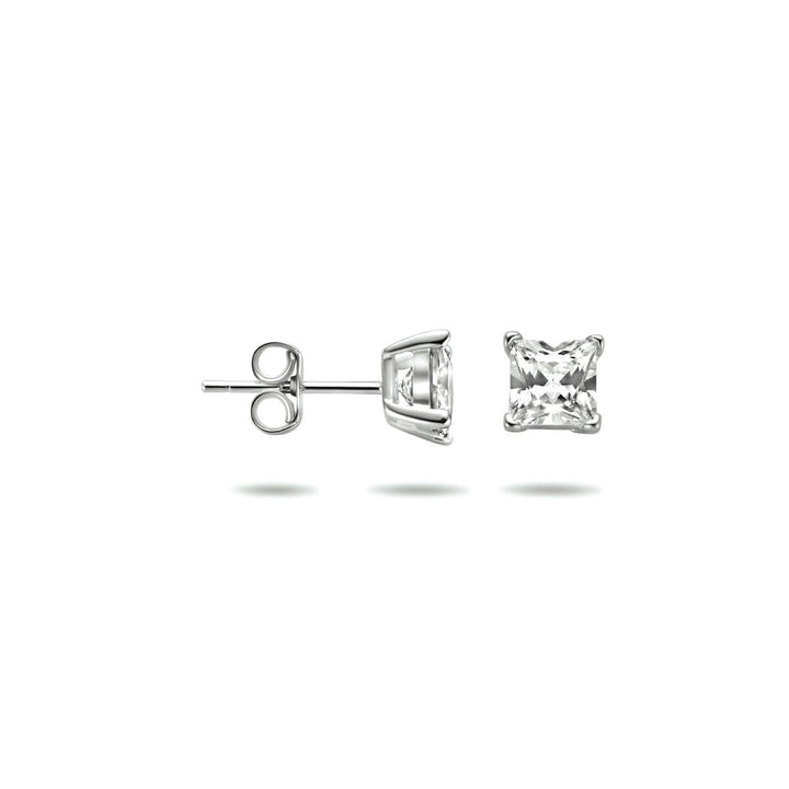 Een paar Van der Kooij Collectie oorknoppen zirkonia zilver gerhodineerd met square-cut heldere stenen in zilveren tandjes, afgebeeld van de voor-, zij- en achterkant op een witte achtergrond.