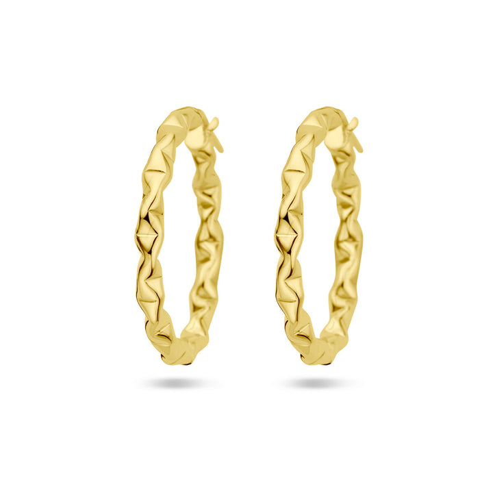 De oorringen 1 micron zilver verguld (geel) van Van der Kooij Collectie hebben een gefacetteerd geometrisch ontwerp met scharniersluiting, ideaal voor dames sieraden collecties. Getoond op een witte achtergrond.