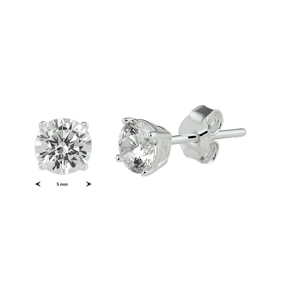 Van der Kooij Collectie oorknoppen zirkonia zilver wit: ronde, briljantgeslepen zirkonia steentjes in vierpoots zetting van wit metaal, getoond vanaf voor- en zijkant. Elk knopje is circa 5 mm breed volgens de schaal.
