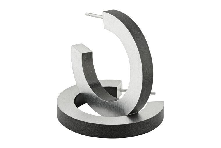 Runde Creolen in Schwarz und Silber mit mattem und glänzendem Finish