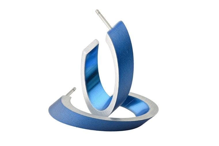 Ovale Creolen mit blauer Oberfläche und silberner Umrandung