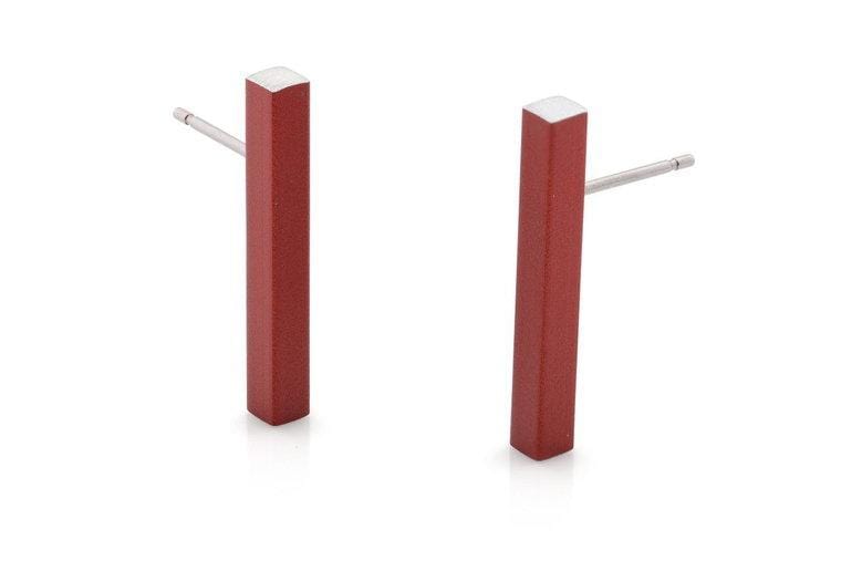 Ohrstecker in rechteckiger Form mit rotem Farbfinish und silbernem Steckverschluss