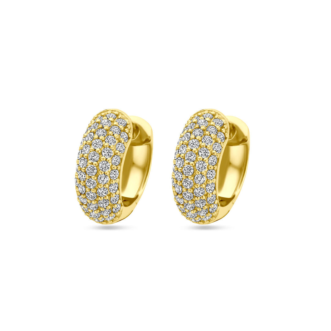 Een paar Van der Kooij Collectie klapoorringen zirkonia 16,5 mm 1 micron zilver verguld (geel) oorbellen, versierd met fonkelende witte steentjes, is afgebeeld op een effen witte achtergrond.