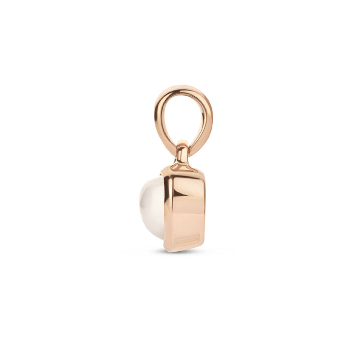 Een 14k roségouden hanger in de vorm van een hart, bezet met maansteen, van Van der Kooij Collectie, gefotografeerd tegen een effen witte achtergrond.