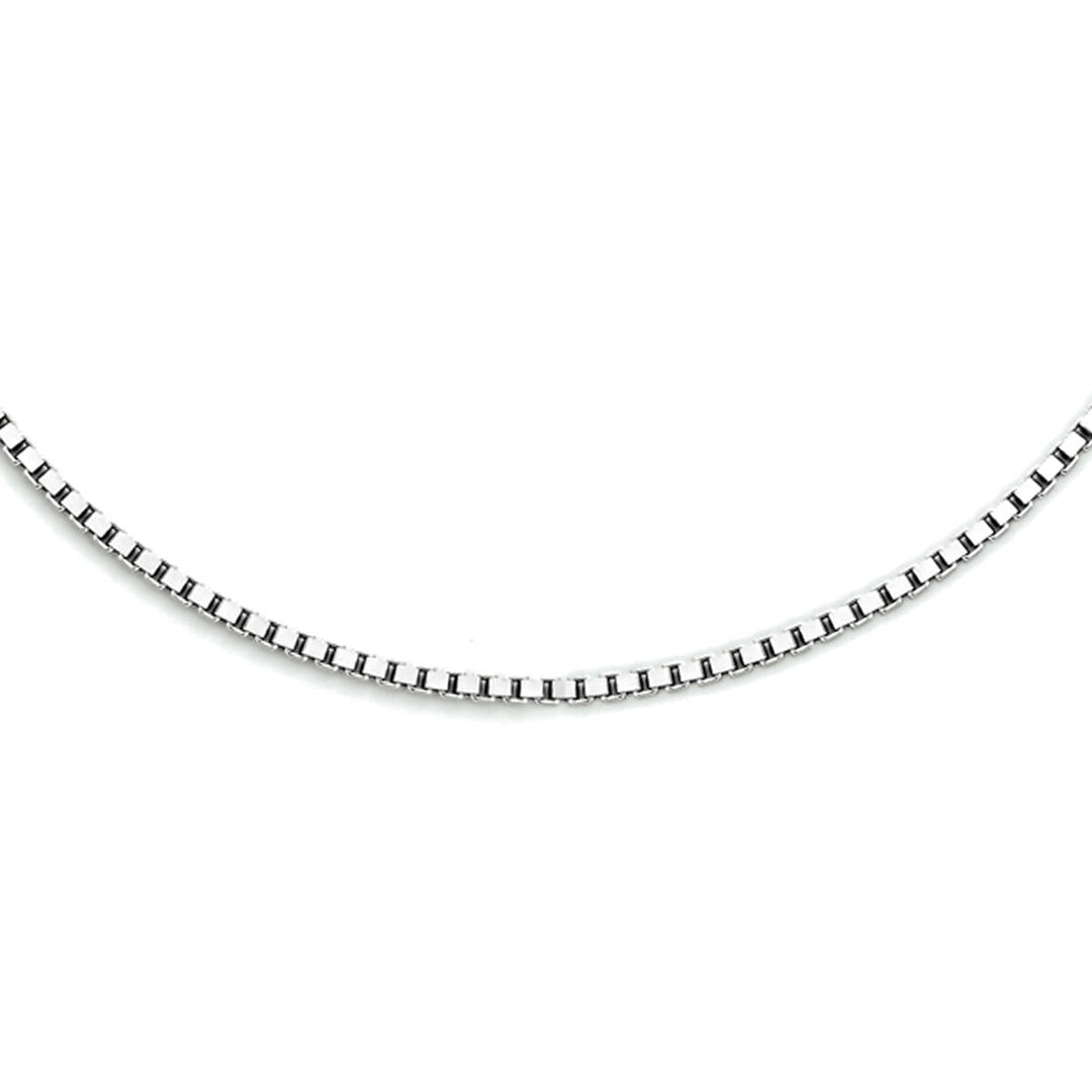 Een close-up van het Van der Kooij Collectie collier venetiaans 1,4 mm toont de kleine, vierkante schakels in een doorlopend patroon, gerangschikt in een curve tegen een witte achtergrond.