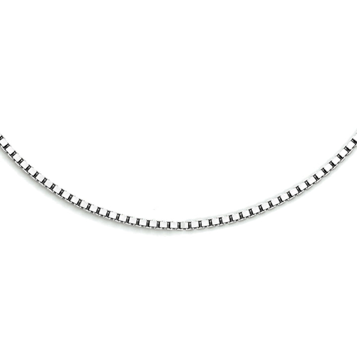 Een close-up van het Van der Kooij Collectie collier venetiaans 1,4 mm toont de kleine, vierkante schakels in een doorlopend patroon, gerangschikt in een curve tegen een witte achtergrond.