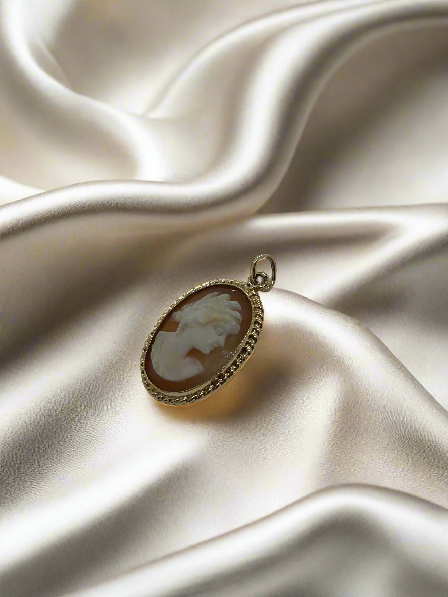 Vintage goldener Anhänger 14k mit Camee und filigranem Rand