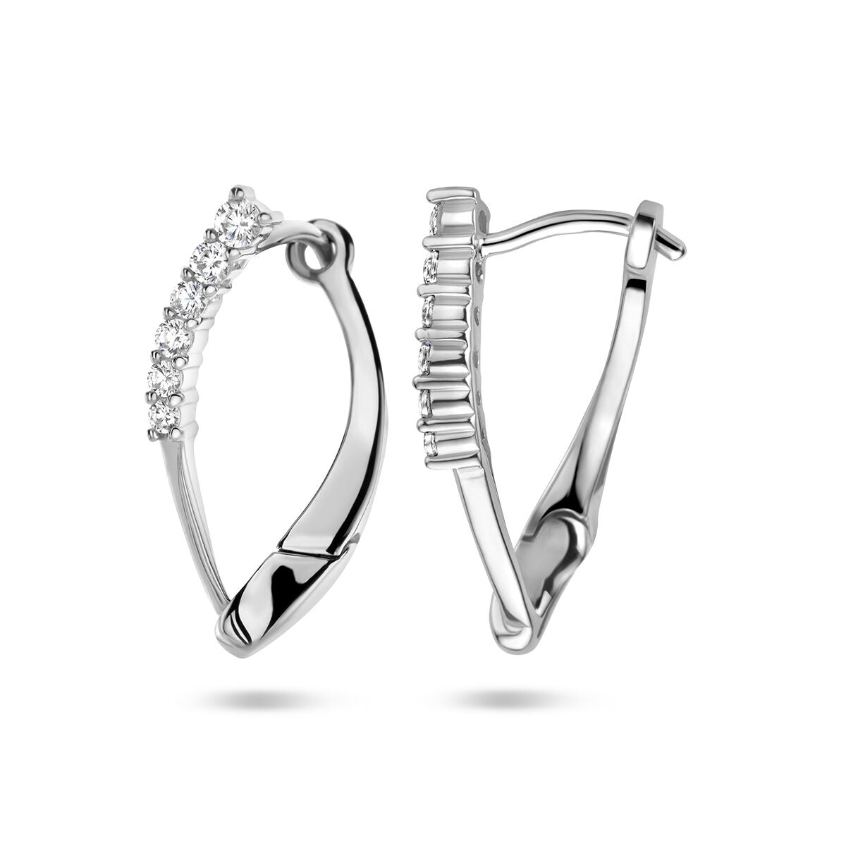 Een paar klapoorringen zirkonia zilver gerhodineerd van Van der Kooij Collectie, met een rij fonkelende steentjes langs de voorrand, afgebeeld op een witte achtergrond. Perfecte dames oorbellen voor elke elegante gelegenheid.