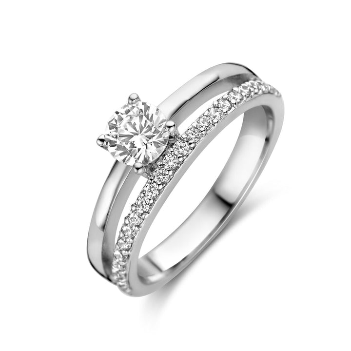 Een elegante Van der Kooij Collectie ring zirkonia zilver gerhodineerd met ronde steen en bijpassende band bezet met kleinere zirkonia, stijlvol gepresenteerd op een witte achtergrond.