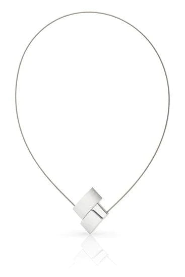 De Collier V-vorm C201 van CLIC Creations is een minimalistische zilveren ketting met een moderne geometrische hanger met in elkaar grijpende rechthoeken, gepositioneerd in het midden onderaan. Het heeft een ambachtelijke touch en is handgemaakt in Nederland.