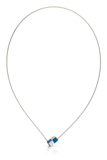 Collier mit zwei blauen Würfeln und feinem Silberdraht
