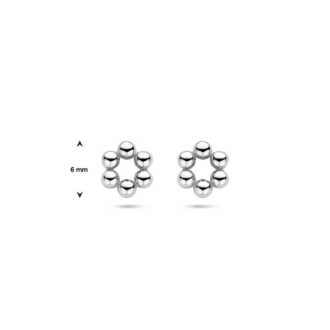 Een paar Van der Kooij Collectie oorknoppen bolletjes zilver gerhodineerd, vormgegeven als kleine zes-kraal bloemen (6 mm doorsnede), afgebeeld op een witte achtergrond.