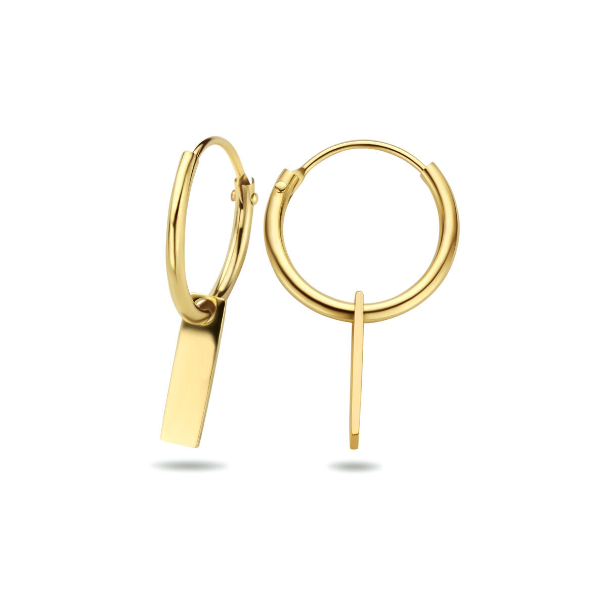 Een paar Van der Kooij Collectie oorringen plaatje 14K geelgoud, elk met een verticaal rechthoekig hangertje, afgebeeld op een witte achtergrond.