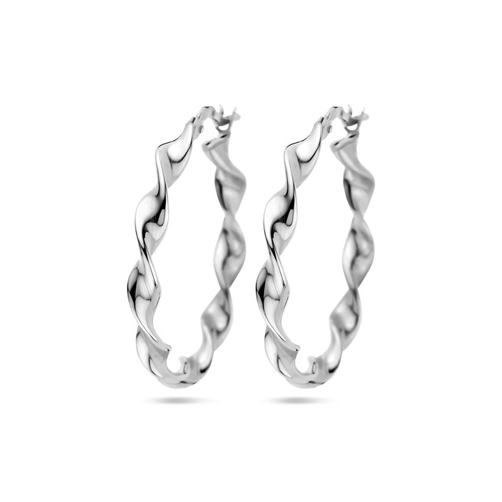 Een paar oorringen gedraaid zilver gerhodineerd door Van der Kooij Collectie, met een gedraaid golvend ontwerp en scharniersluiting, afgebeeld tegen een witte achtergrond.