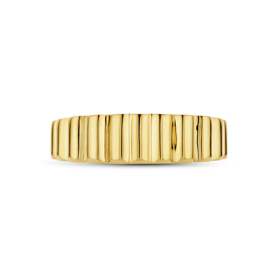 De ring 14K geelgoud uit de Van der Kooij Collectie heeft een gepolijste, geribbelde band en straalt klassieke schoonheid uit tegen een witte achtergrond.