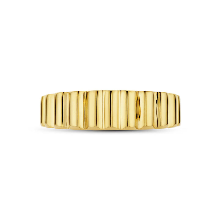 De ring 14K geelgoud uit de Van der Kooij Collectie heeft een gepolijste, geribbelde band en straalt klassieke schoonheid uit tegen een witte achtergrond.
