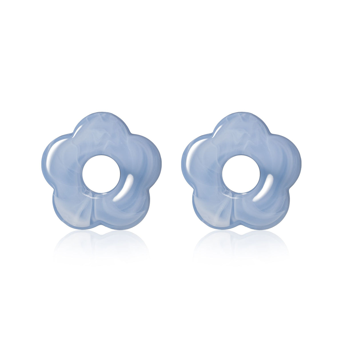 Ohrstecker in Blumenform aus lichtblauem Material mit rundem Loch in der Mitte