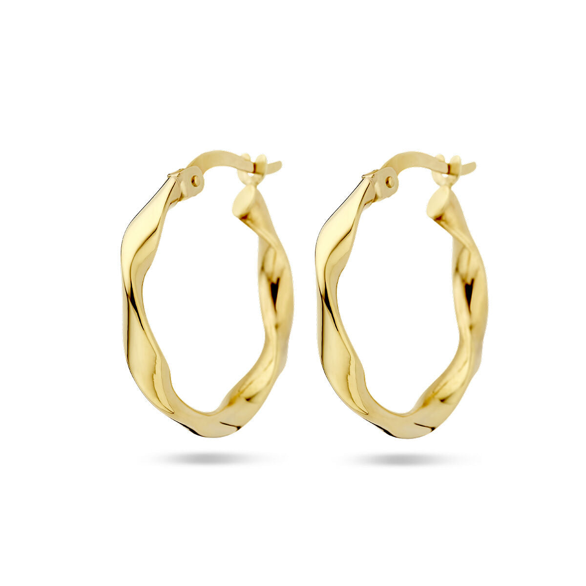 Een paar oorringen gedraaide buis 14K geelgoud van Van der Kooij Collectie, met een gedraaid golvend ontwerp, afgebeeld op een witte achtergrond.