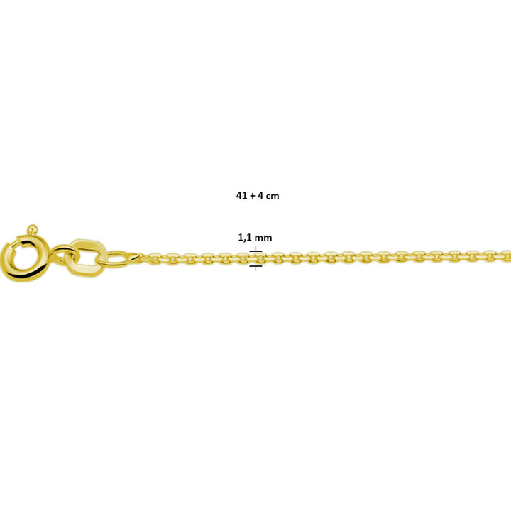 Close-up van een Van der Kooij Collectie collier anker gediamanteerd, 1,1 mm breed en 41 + 4 cm lang, in 3 micron geel verguld 925 zilver met een gouden afwerking en veerringsluiting.