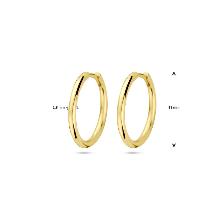 Een paar klapoorringen 1,8 mm buis 14K geelgoud uit de Van der Kooij Collectie worden naast elkaar getoond op een witte achtergrond, waarbij de dikte van 1,8 mm en de diameter van 18 mm zichtbaar zijn.