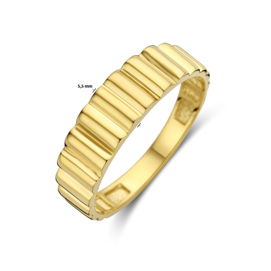 De Van der Kooij Collectie ring 14K geelgoud heeft een geribde band met groeven en een breedte van 5,5 mm, en straalt klassieke elegantie uit op een witte achtergrond.