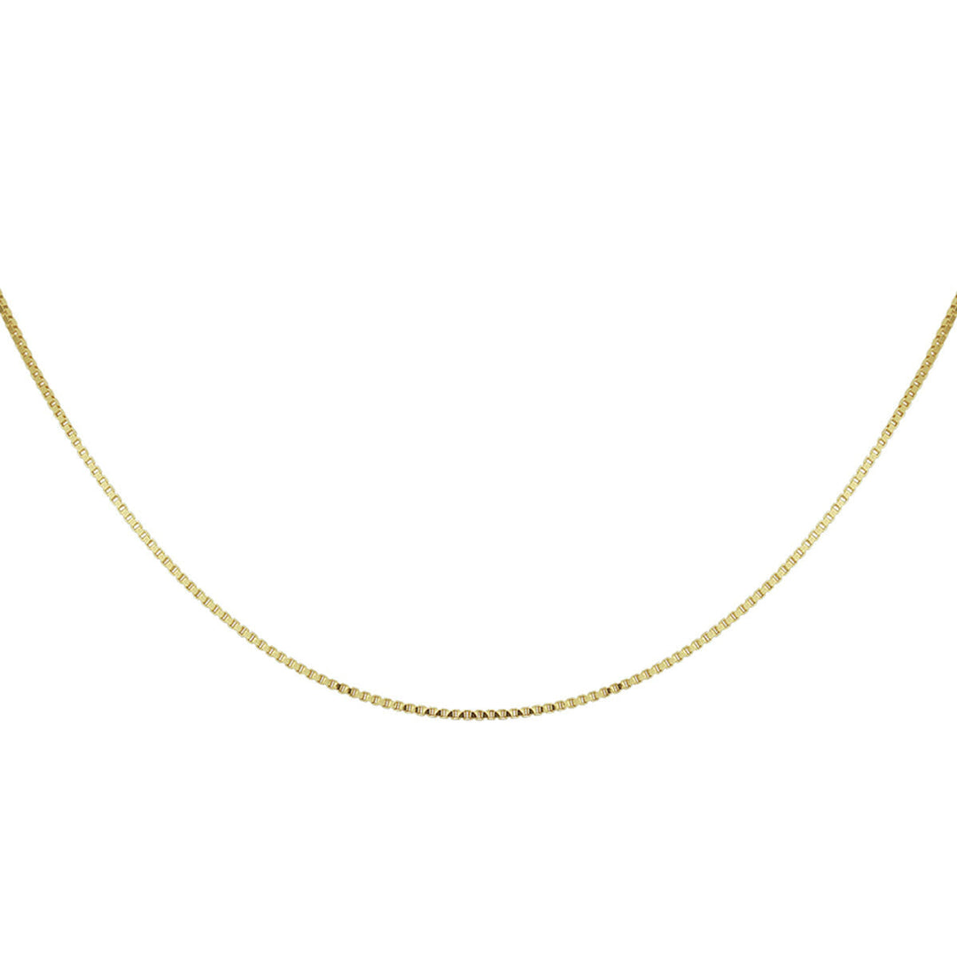 De Van der Kooij Collectie collier venetiaans 0,9 mm in 14K geelgoud is een unisex ketting, geheel en elegant weergegeven tegen een witte achtergrond in een zachte boog.
