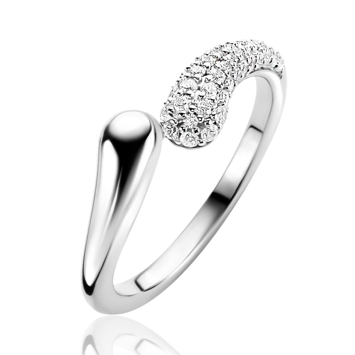Ring aus Silber mit einem geschwungenen Design und besetzt mit klaren Zirkonia-Steinen