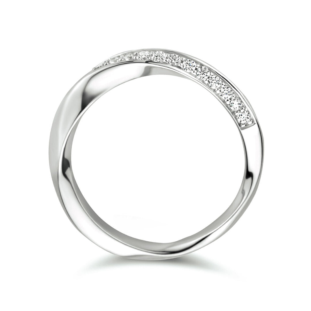 Een stijlvolle Van der Kooij Collectie ring zirkonia zilver gerhodineerd, met aan één zijde een rij fonkelende steentjes voor een elegante look.