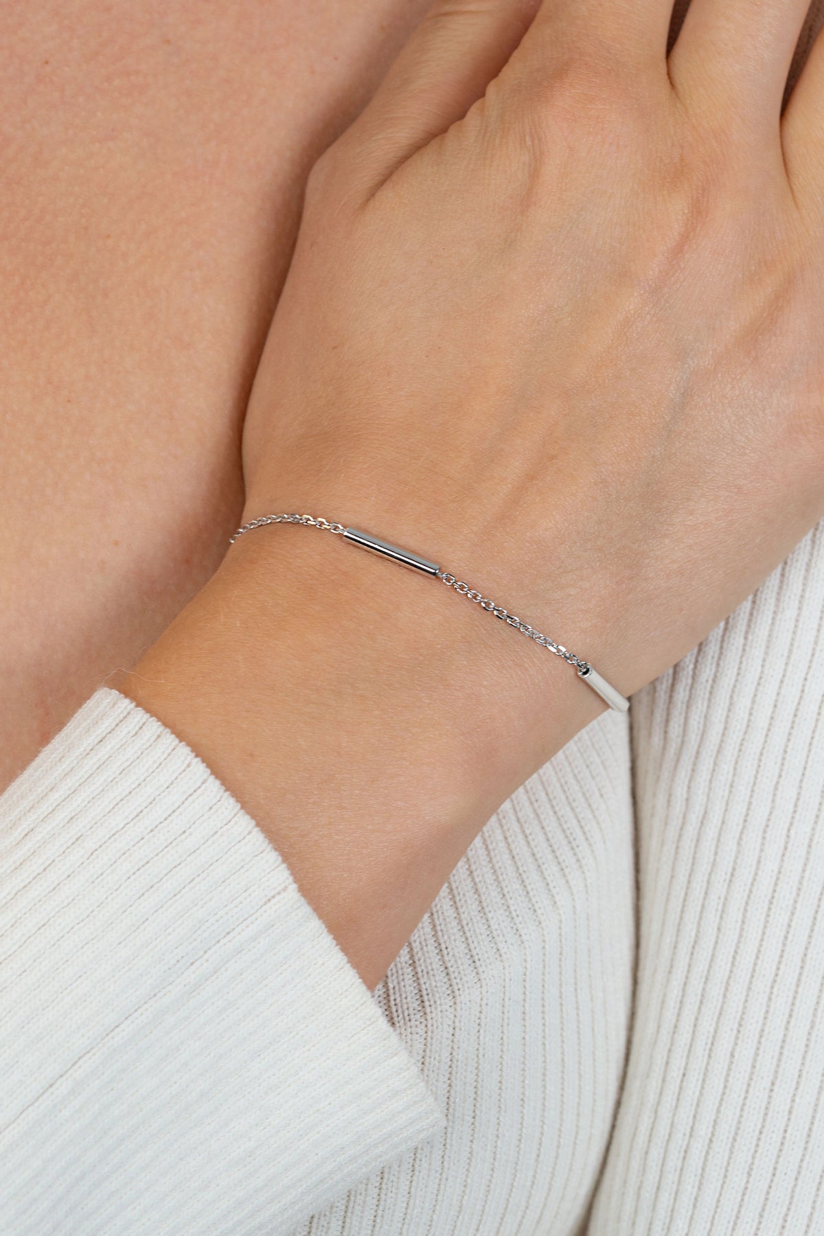 Silbernes Schakelarmband mit drei glatten, runden Stäbchen und feiner Gliederkette